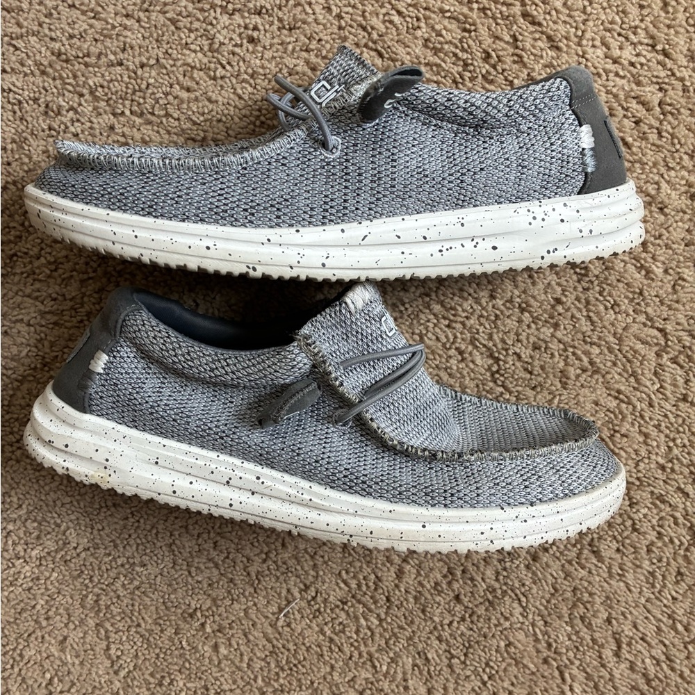 Hey Dude men size 7 Wally free light grey
